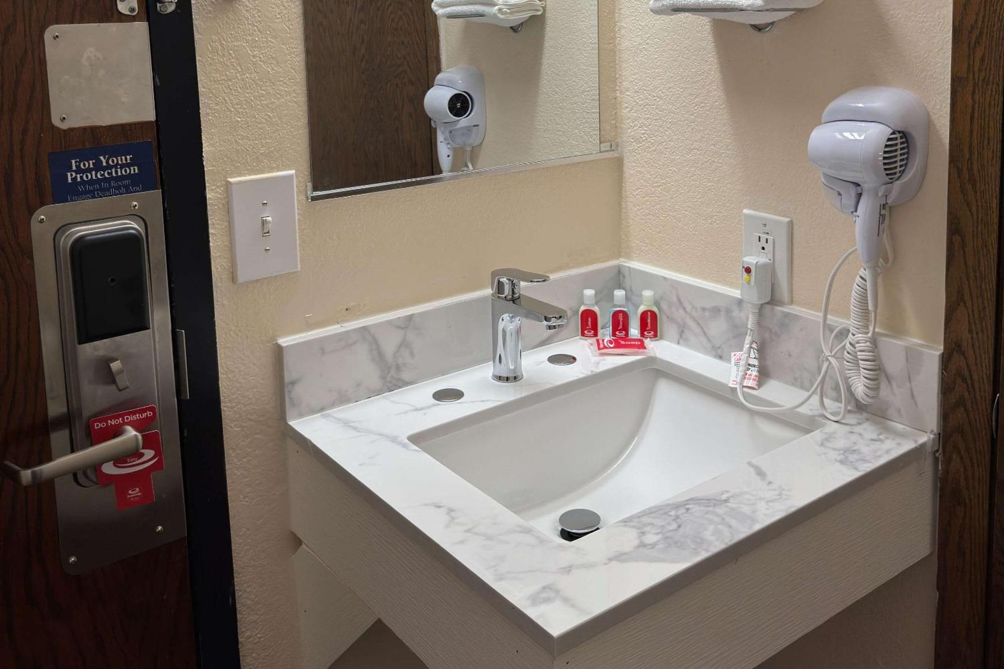 Econo Lodge Waite Park Екстериор снимка